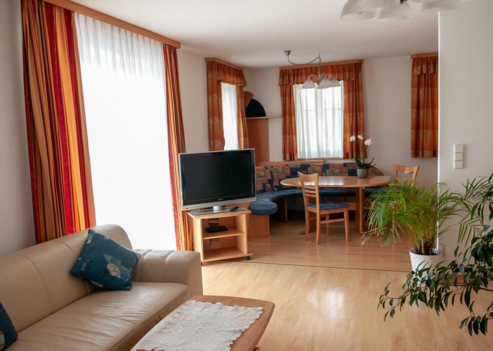 Pension Hiesel-Villa Untersbergblick Anthering エクステリア 写真